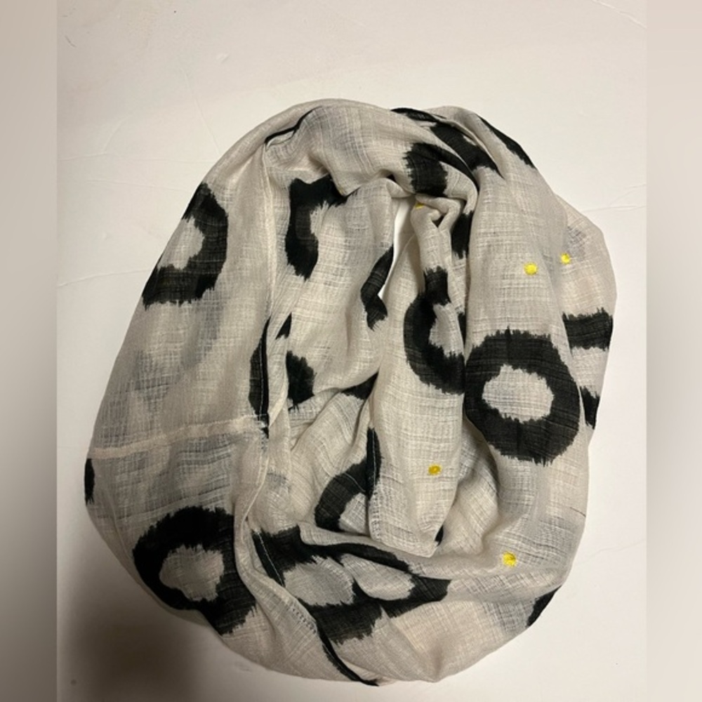 Stylish Black and Yellow Patterned Scarf